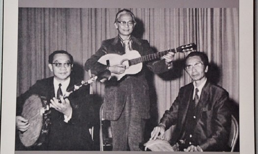 Nhạc sư Vĩnh Bảo (phải sang) cùng nhạc sĩ Phạm Duy, GS.TS Trần Văn Khê biểu diễn nhạc cụ dân tộc tại ĐH Illinois (Mỹ) vào năm 1971. 
Ảnh: Chụp lại ảnh tư liệu tại Nhà lưu niệm nhạc sư Vĩnh Bảo.