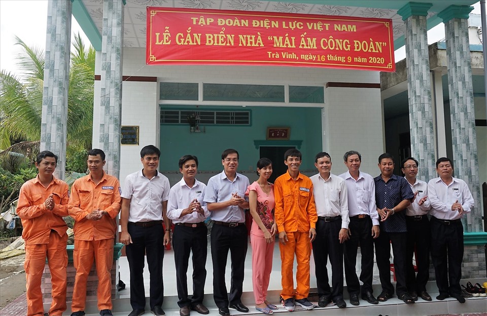 LĐLĐ tỉnh Trà Vinh trao tặng Mái ấm Công đoàn cho đoàn viên khó khăn về nhà ở. Ảnh: Trí Dũng