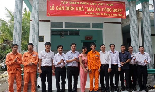 LĐLĐ tỉnh Trà Vinh trao tặng Mái ấm Công đoàn cho đoàn viên khó khăn về nhà ở. Ảnh: Trí Dũng