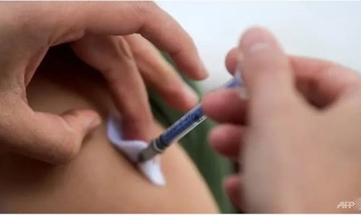 Nam y tá ở Mỹ có kết quả dương tính với COVID-19, 6 ngày sau khi chủng ngừa vaccine. Ảnh: AFP