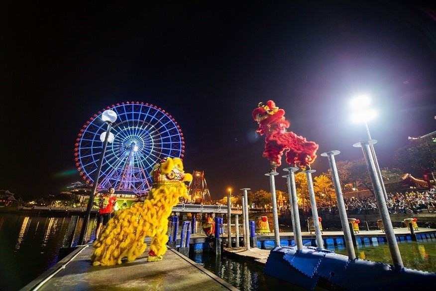Biểu diễn Lân sư rồng Mai hoa thung tại Sân khấu mặt nước – Công viên Châu Á – Asia Park là một điểm nhấn sự kiện đón chào năm mới 2021. Ảnh: Hà.