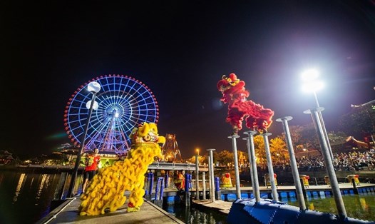 Biểu diễn Lân sư rồng Mai hoa thung tại Sân khấu mặt nước – Công viên Châu Á – Asia Park là một điểm nhấn sự kiện đón chào năm mới 2021. Ảnh: Hà.