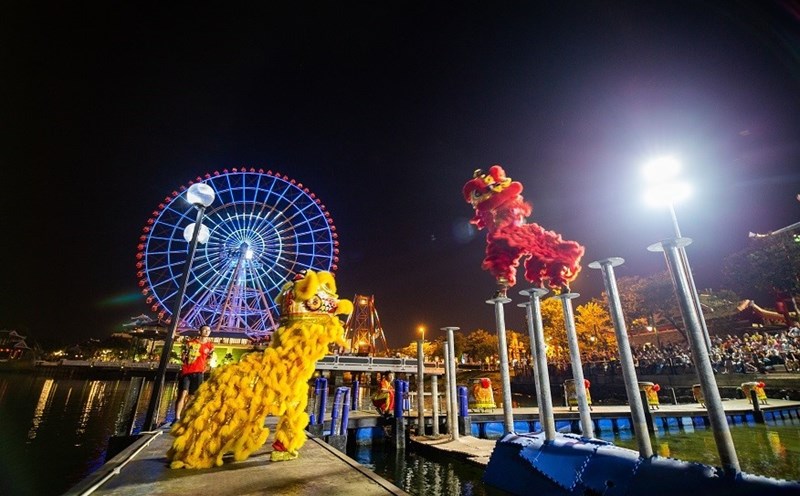 Biểu diễn Lân sư rồng Mai hoa thung tại Sân khấu mặt nước – Công viên Châu Á – Asia Park là một điểm nhấn sự kiện đón chào năm mới 2021. Ảnh: Hà.