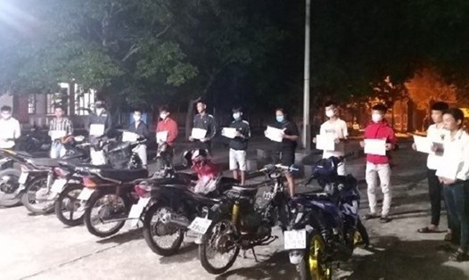 Hàng chục thanh thiếu niên đua xe trái phép ở Quảng Nam gây mất trật tự công cộng. Ảnh: LĐO.