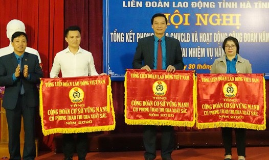 3 tập thể thuộc tổ chức công đoàn Hà Tĩnh nhận Cờ thi đua của Tổng LĐLĐ Việt Nam. Ảnh: Trần Tuấn.