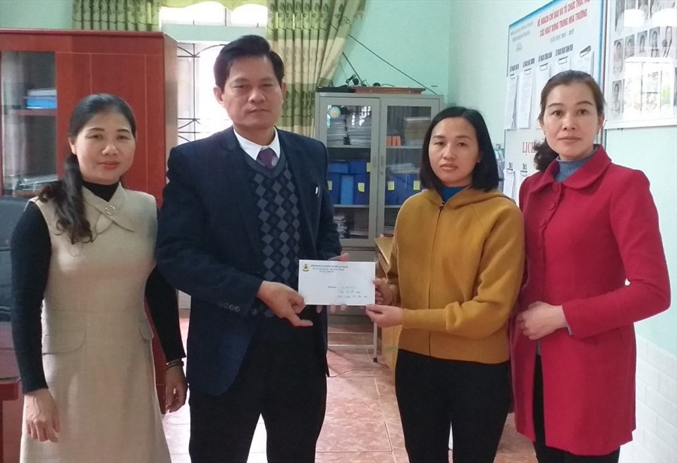 Ông Nguyễn Hồng Quyết - Phó Chủ tịch LĐLĐ huyện Lập Thạch trao tiền hỗ trợ đột xuất cho đồng chí Hoàng Thị Hải Yến - đoàn viên CĐCS Trường mầm non Thái Hòa. Ảnh: Lục Văn Quân.