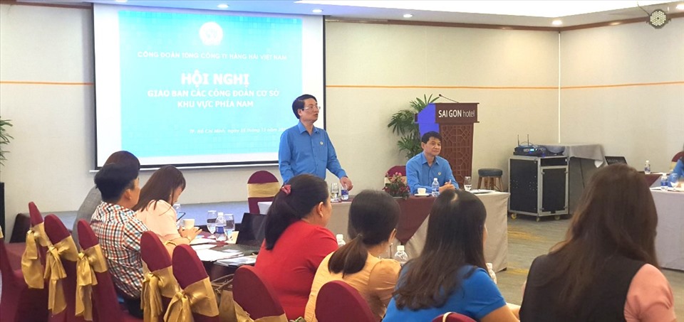 Đồng chí Lê Phan Linh - Ủy viên Ban Chấp hành Tổng Liên đoàn Lao động Việt Nam, Chủ tịch Công đoàn Tổng Công ty Hàng hải phát biểu tại hội nghị. Ảnh: Linh Chu