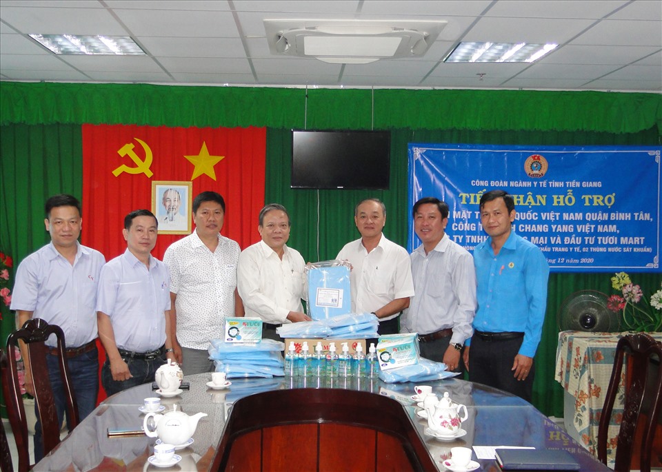Ông Hoàng Khắc Tinh – Phó chủ tịch LĐLĐ tỉnh (bìa phải), ông Phạm Văn Sở - Phó Bí thư Đảng ủy Sở Y tế Tiền Giang và Ông Nguyễn Trung Tần - Chủ tịch Công đoàn Ngành Y tế Tiền Giang (thứ 2 từ phải) tiếp nhận vật tư y tế phục vụ cho công tác phòng chống dịch COVID-19 từ Đoàn tài trợ. Ảnh: T.H