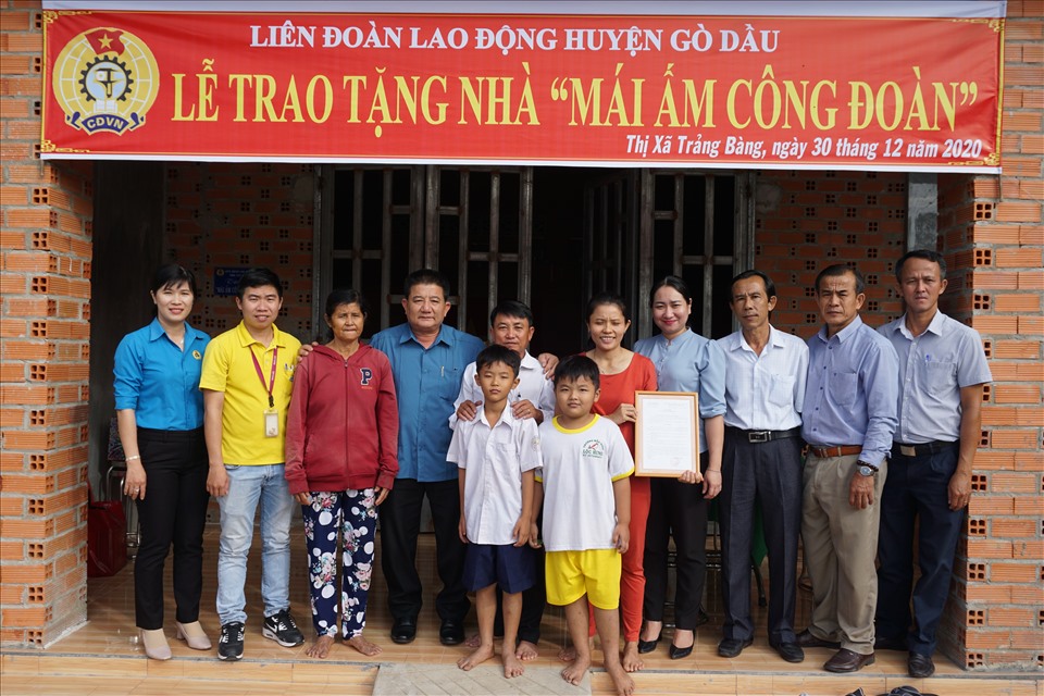 Các đại biểu trao tặng quà cho chị Loan. Ảnh Quốc Tiến