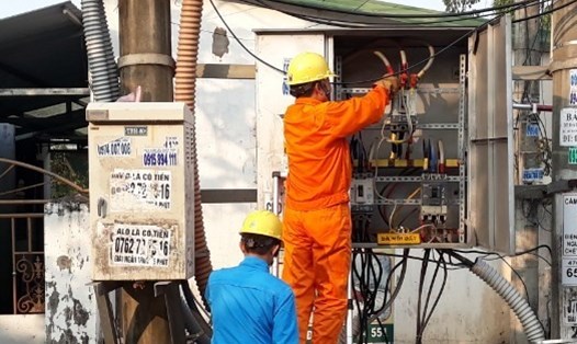 Người lao động Công ty Điện lực Quảng Trị kiểm tra hệ thống điện. Ảnh: MT.