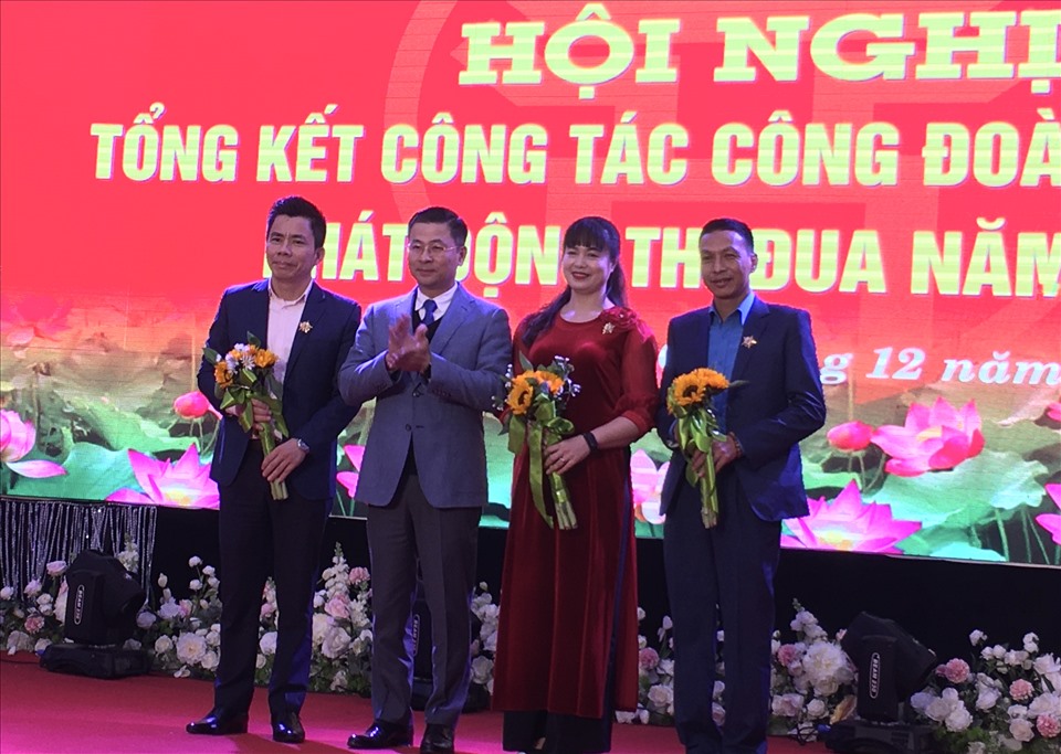 Chủ tịch Liên đoàn Lao động Thành phố Nguyễn Phi Thường (thứ 2 từ trái sang) trao Kỷ niệm chương vì sự nghiệp Công đoàn. Ảnh: Hải Anh