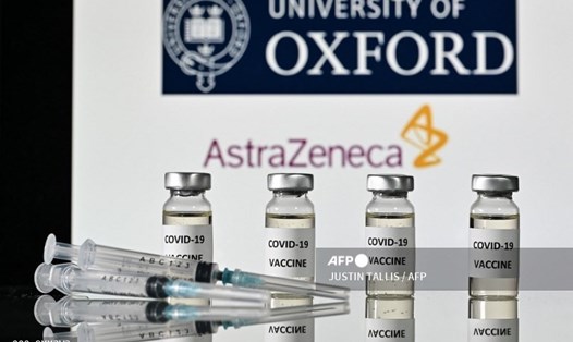 Anh trở thành nước đầu tiên phê duyệt sử dụng khẩn cấp vaccine COVID-19 của AstraZeneca và đại học Oxford. Ảnh: AFP