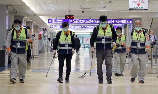 Công nhân khử trùng tại sân bay quốc tế Đào Viên, Đài Loan (Trung Quốc). Ảnh: AFP.