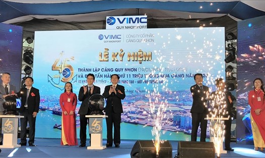 Lãnh đạo tỉnh Bình Định, VIMC, Cảng Quy Nhơn thực hiện nghi thức đón tấn hàng 11 triệu