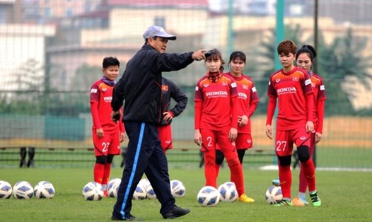 Huấn luyện viên Mai Đức Chung và đội tuyển nữ Việt Nam sẽ đội tuyển đầu tiên chính thức hội quân trong năm 2021. Ảnh: VFF