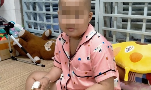 Bé Lành Ngọc Thu Hằng, 9 tuổi, quê ở Đồng Nai bị khối u ở não đã 3 năm, hiện điều trị tại BV Ung Bướu.  
Ảnh: GĐCC