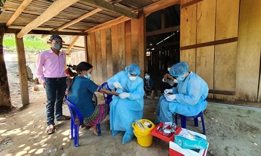 Lực lượng y tế tỉnh Đắk Lắk tiến hành tiêm chủng vaccine phòng bạch hầu cho người dân. Ảnh: Bảo Trung