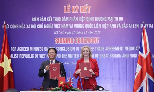 Bộ trưởng Bộ Công Thương Trần Tuấn Anh và Bộ trưởng Thương mại quốc tế Elizabeth Truss đã ký Biên bản kết thúc đàm phán Hiệp định UKVFTA. Ảnh: BCT