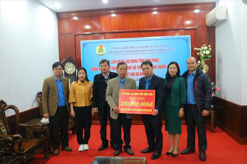 Liên đoàn Lao động tỉnh Vĩnh Phúc hỗ trợ đoàn viên, người lao động Thừa Thiên Huế  bị thiệt hại do bão lụt. Ảnh: Lâm Nguyễn.