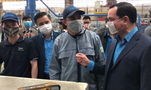 Chủ tịch Tổng LĐLĐVN Nguyễn Đình Khang (bên phải) thăm CNLĐ tỉnh Thái Nguyên làm việc trong điều kiện phải thực hiện phòng chống dịch bệnh COVID-19. 
Ảnh: Việt Lâm