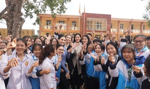 Các học sinh vây quanh Hoa hậu Việt Nam Đỗ Thị Hà và các Á hậu. Ảnh: SV
