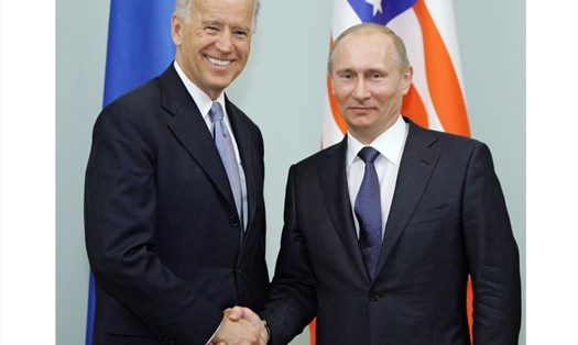 Thủ tướng Nga Vladimir Putin bắt tay Phó Tổng thống Mỹ Joe Biden trong cuộc gặp song phương ngày 10.3.2011 tại Mátxcơva. Ảnh: AFP.