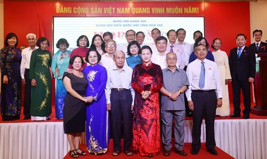 Chủ tịch Quốc hội Nguyễn Thị Kim Ngân chụp ảnh lưu niệm với các đại biểu dự họp mặt. Ảnh: H.H