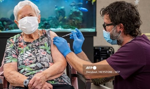 Cơ quan Y tế Thụy Sĩ cho biết, không có mối liên quan giữa ca tử vong sau tiêm ở nước này với vaccine COVID-19. Ảnh: AFP