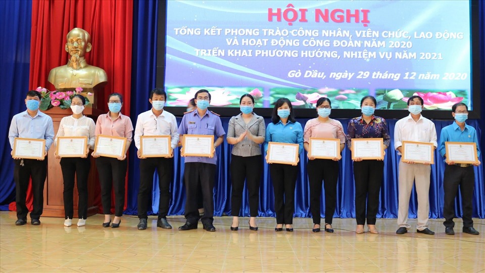 Lãnh đạo Huyện ủy trao thưởng cho các tập thể, cá nhân. Ảnh LĐLĐ Tây Ninh cung cấp