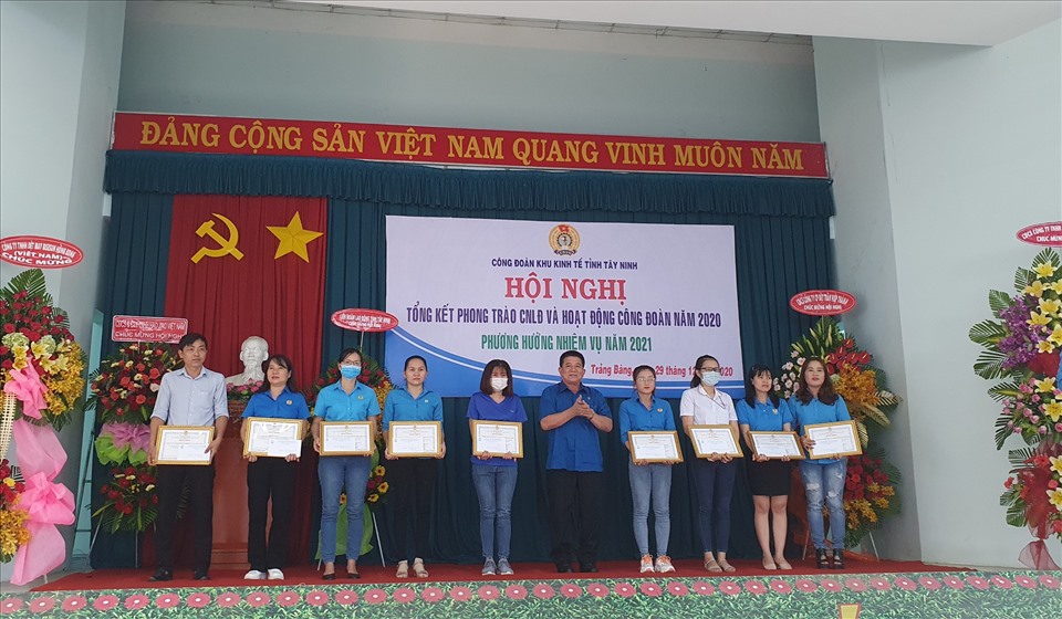 Lãnh đạo LĐLĐ tỉnh trao thưởng cho các tập thể, cá nhân.