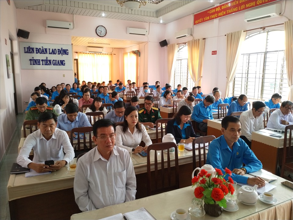 Các đại biểu theo dõi báo cáo sơ kết giữa nhiêm kỳ. Ảnh: K.Q