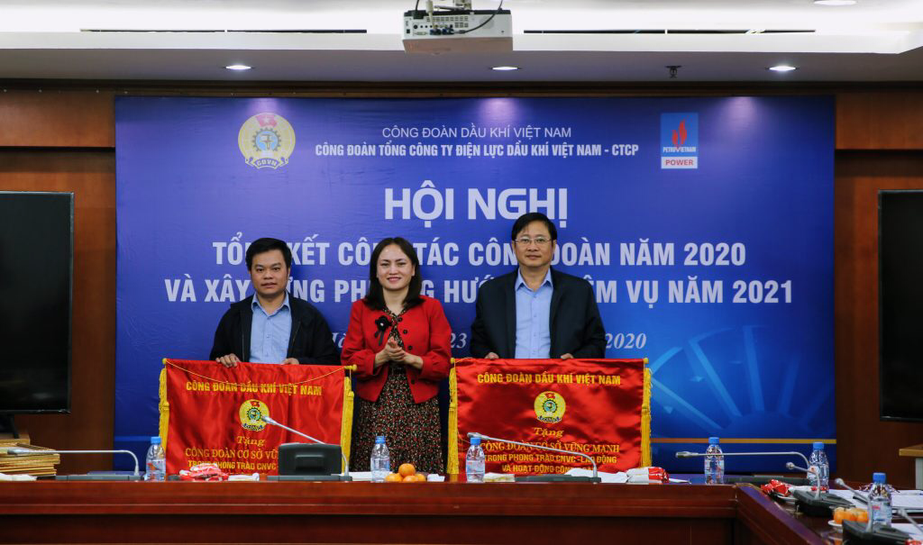 Chủ tịch Công đoàn Dầu khí  Nghiêm Thuỳ Lan trao cờ thi đua cho các tập thể có thành tích xuất sắc trong hoạt động Công đoàn. Ảnh: CĐ DKVN