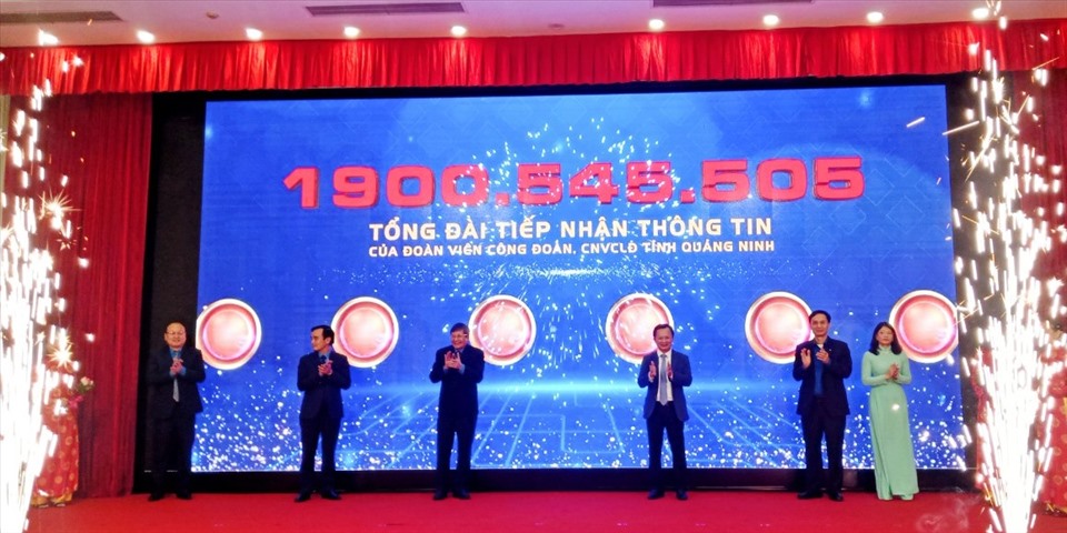 Lãnh đạo TLĐ và UBND tỉnh Quảng Ninh cùng LĐLĐ Quảng Ninh bấm nút khởi động Tổng đài hỗ trợ người lao động. Ảnh: T.N.D
