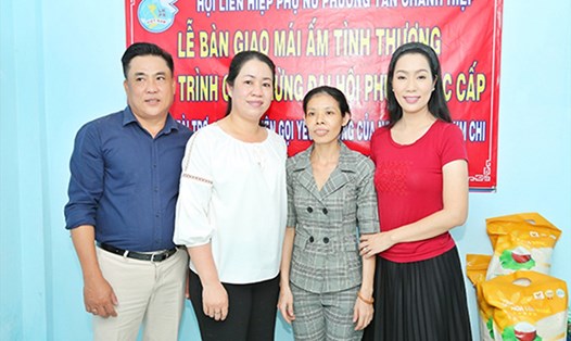 Trịnh Kim Chi giúp đỡ người nghèo đón Tết. Ảnh: NSCC.
