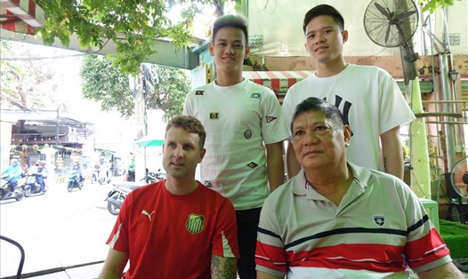 Chủ tịch đội Bình Định Dương Ngọc Hùng (ngồi, bên phải) rất vui khi đội bóng có sự phục vụ của 2 cầu thủ người Bình Định gồm Hồ Tấn Tài và Dương Thanh Hào ở V.League 2021. Ảnh: Nguyễn Đăng.