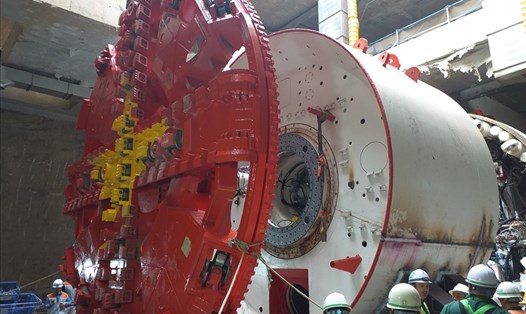Sáng 31.12.2020 khiên đào - bộ phận cuối cùng của máy đào hầm đầu tiên (TBM) có tên là “Thần tốc” đã được hạ xuống tầng đáy sâu 18m tại ga ngầm S9-Kim Mã (Hà Nội). Ảnh ĐT