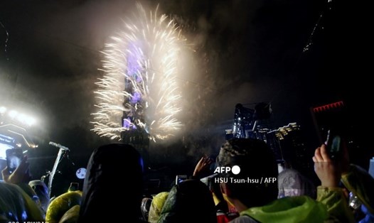 Màn bắn pháo hoa chào năm mới ở tháp Đài Bắc 101 năm 2019, năm nay chính quyền địa phương đã giảm một nửa quy mô số người tham dự để ngăn ngừa lây lan COVID-19. Ảnh: AFP