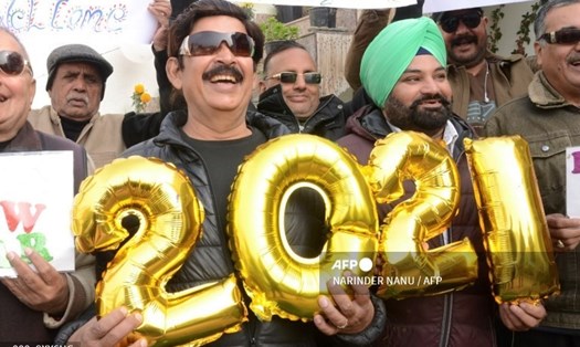 Người dân Ấn Độ vui mừng chào đón năm mới 2021 ở thành phố Amritsar, bang Punjab, ngày 31.12. Ảnh: AFP