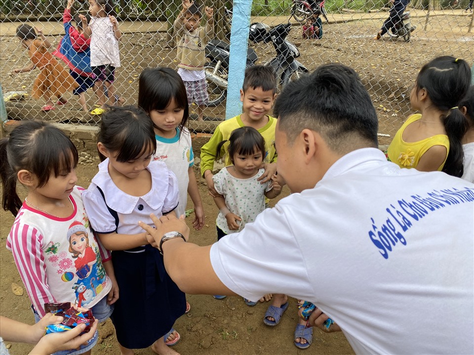 Khi người dưới phố vẫn nhớ người trên núi thì đường về nhà của những đứa trẻ vẫn được rộng mở. Ảnh: Thuỳ Trang