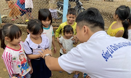 Khi người dưới phố vẫn nhớ người trên núi thì đường về nhà của những đứa trẻ vẫn được rộng mở. Ảnh: Thuỳ Trang