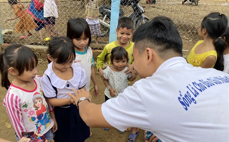 Khi người dưới phố vẫn nhớ người trên núi thì đường về nhà của những đứa trẻ vẫn được rộng mở. Ảnh: Thuỳ Trang