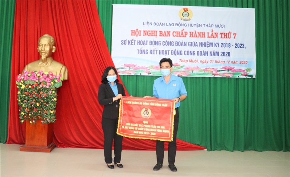 Lãnh đạo LĐLĐ tỉnh Đồng Tháp tặng Cờ thi đua cho tập thể LĐLĐ huyện Tháp Mười. Ảnh: Lưu Hùng