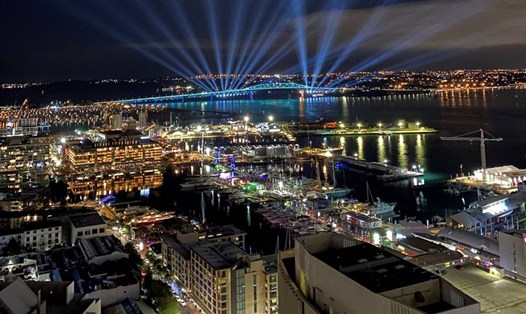 Cầu cảng Auckland với màn trình diễn laser chào năm mới 2021 ấn tượng. Ảnh: AFP