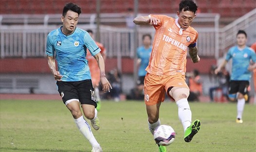 Trung vệ Ahn Byung-keon (áo cam) hoàn toàn có thể làm đội trưởng của Topenland Bình Định ở mùa bóng 2021. Ảnh: Thanh Vũ.