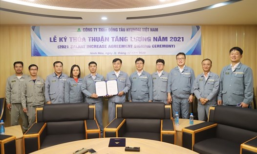 Công đoàn đại diện cho người lao động và lãnh đạo Công ty TNHH đóng tàu Hyundai Việt Nam ký thoả thuận tăng lương năm 2021. Ảnh:Phương Linh