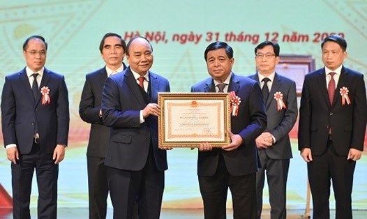 Thủ tướng trao Huân chương Lao động hạng Nhất cho Bộ trưởng Nguyễn Chí Dũng - Ảnh: VGP/Quang Hiếu