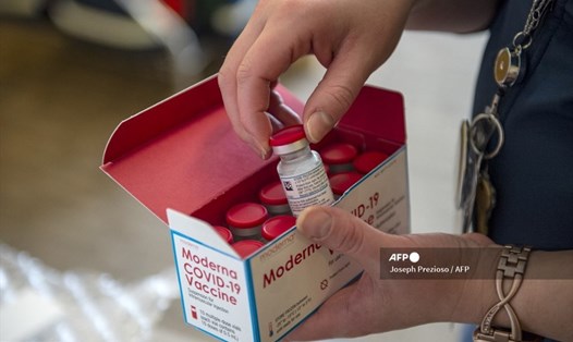 Hơn 500 liều vaccine COVID-19 của Moderna đã bị hỏng vì hành động cố tình phá hoại của một nhân viên y tế. Ảnh: AFP.