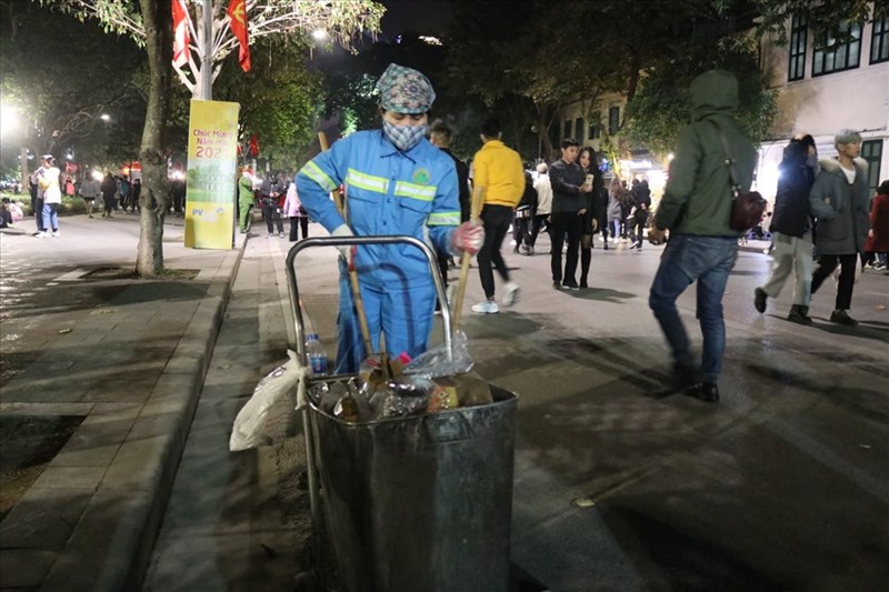 Hà Nội: Những nữ lao công thức trắng đêm dọn rác thải ngày cuối năm