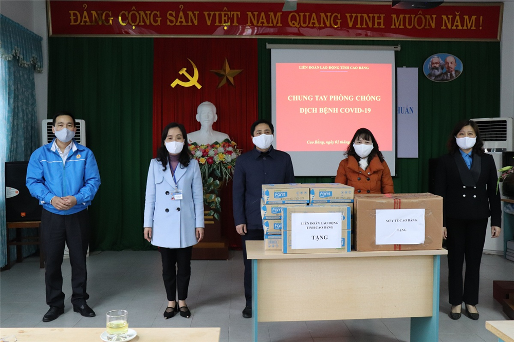 Đại diện Sở Y tế và LĐLĐ tỉnh Cao Bằng tặng quà cán bộ nhân viên trung tâm kiểm soát dịch bệnh tỉnh. Ảnh: Bảo Anh