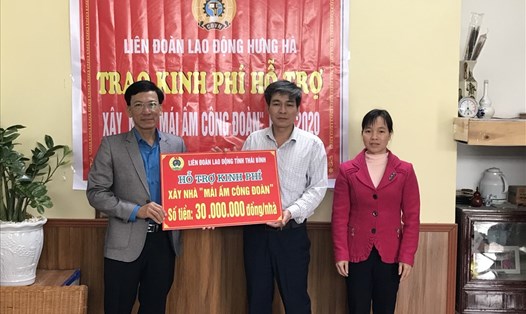 Vợ chồng đoàn viên Nguyễn Văn Bân nhận kinh phí hỗ trợ xây nhà mái ấm của tổ chức công đoàn Thái Bình. Ảnh Bá Mạnh